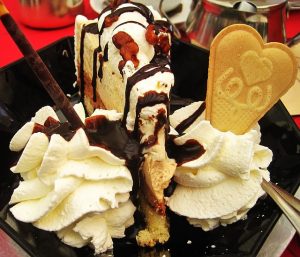 ice-cream-cake-with-chocolate-sauce-1274362_640